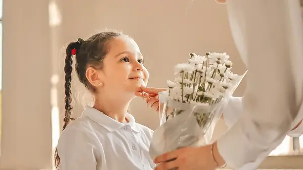 Первый звонок: какие цветы лучше не дарить учителям 1 сентября, если не хотите испортить праздник