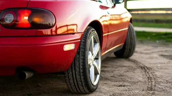 Что означают разноцветные полоски или точки на шинах: в чем их функция, для чего нужны