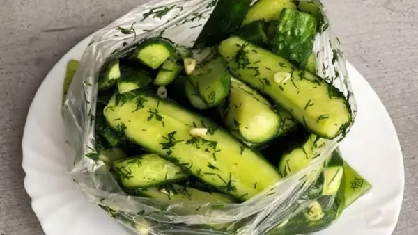 Забудьте о банках: малосольные огурцы в пакете — идеальная закуска за час