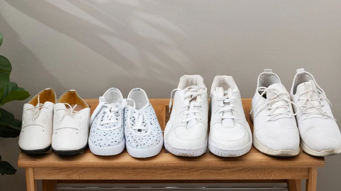 Как сушить обувь после стирки, чтобы не было желтых и серых разводов: поможет этот гениальный трюк