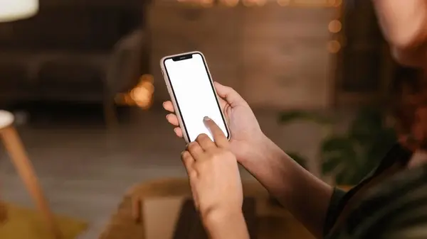 Прямо сейчас посмотрите, как вы держите свой телефон: этот тест расскажет все о вашем характере