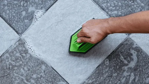 Опасная ошибка, которая может стоить вам денег и нервов: почему лучше не мыть пол водой с уксусом