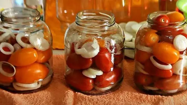 Сладкие помидоры с луком без стерилизации на зиму