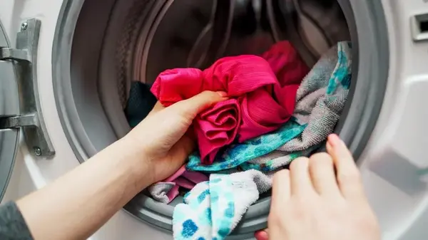 Зачем хозяйки кладут влажную салфетку в стиралку: простая хитрость