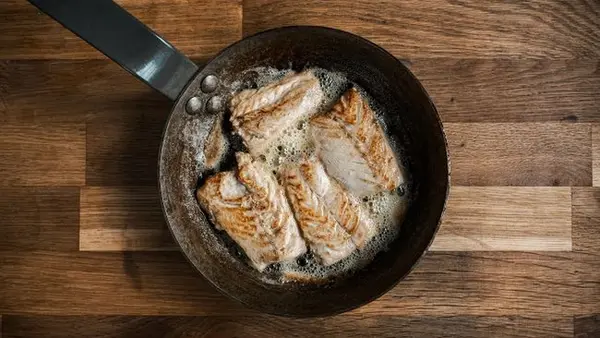 Никогда не грейте рыбу в микроволновке. Вот как это сделать правильно