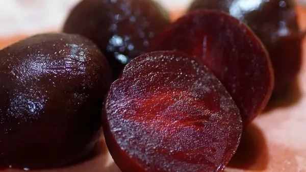 Как сварить красную свеклу за 6 минут и сохранить ее цвет и сладость: секретный лайфхак