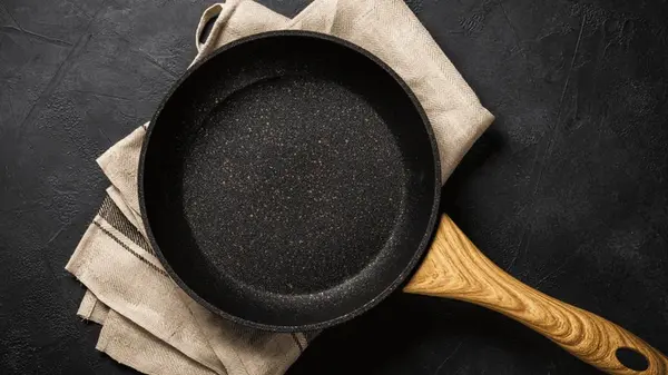 Возьмите три ингредиента, смешайте — и от нагара не останется и следа: как очистить сковородки