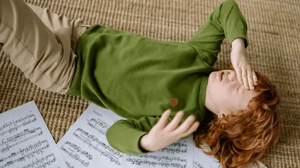 У ребенка болит голова после школы: пять неочевидных причин