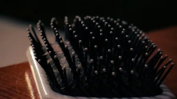 Немного поманипулируйте с расческой — и голову будете мыть втрое реже