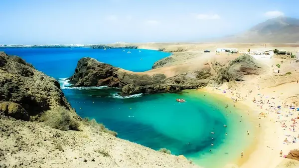 Туристам назвали максимально подходящий остров для отдыха в «бархатный сезон»