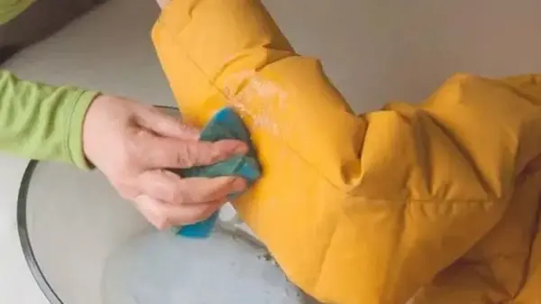 2 ложки на куртку или пуховик — и стирать не придется: даже устаревшие пятна исчезнут на глазах