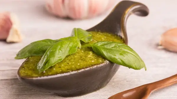 Соус из базилика с чесноком: очень простой рецепт
