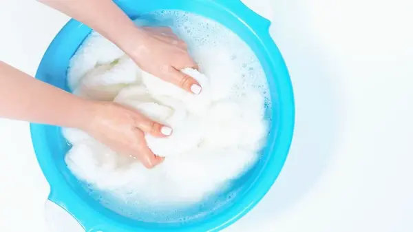 Если порошок не помог: 50 мл этого средства в тазик — и вещи будут белее снега