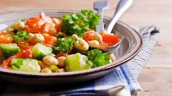 Рецепт салата с нутом, помидорами и огурцом