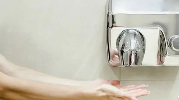 Биолог объяснила, почему сушилки для рук в уборных опаснее, чем вы думаете