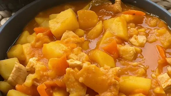 Тушенная с мясом картошка: рецепт блюда, знакомого с детства