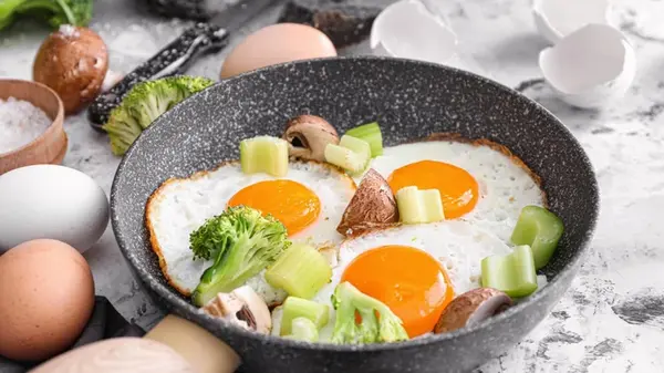 Трех шеф-поваров спросили, на чем пожарить идеальную яичницу: все дали одинаковый ответ