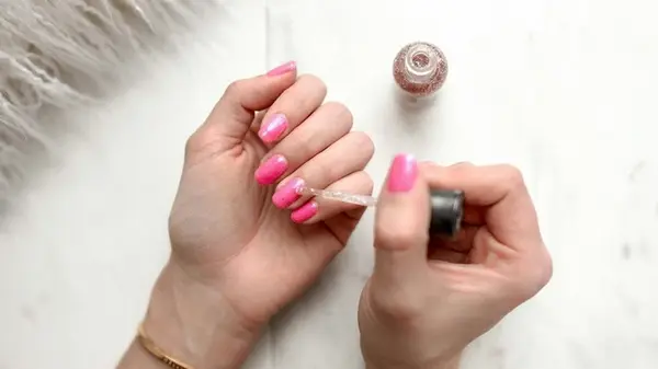 Эксперты рассказали, какие цвета лака визуально делают руки моложе: идеально подходят женщинам 50+