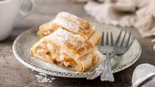 Сладкое наслаждение: рецепт яблочного рулета, который тает во рту