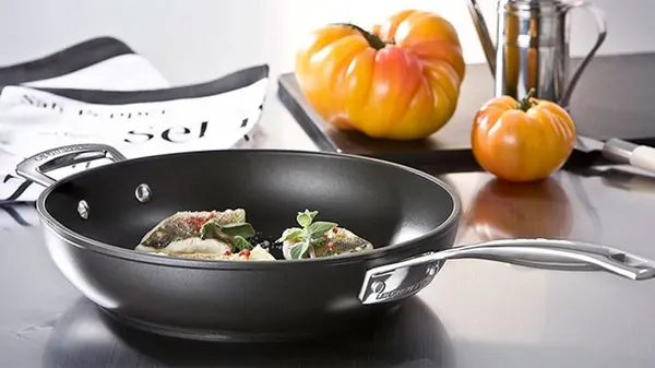 Одна вредная привычка уничтожает антипригарную сковороду быстрее, чем что-либо