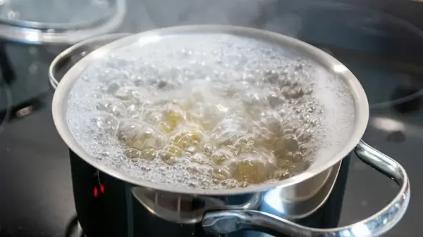 Вода больше не будет «убегать» из кастрюли: вот что нужно для этого сделать