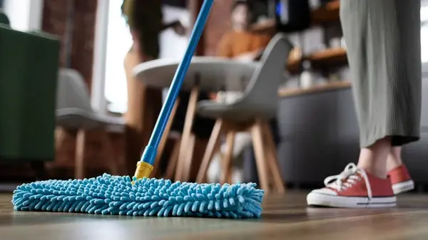 С кухни, но не сода: ложку в ведро — пол будет сиять чистотой неделю, не будет пыли и бактерий