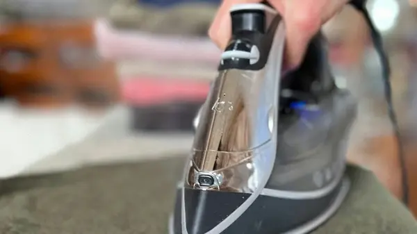 Забудьте о утюге: это простое домашнее средство делает льняную одежду идеально гладкой за минуту