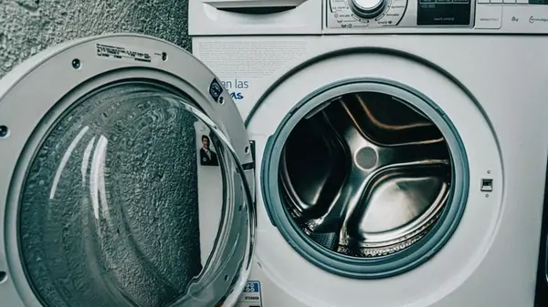 100 г в барабан — и за один цикл стиралка избавится от грязи, накипи и плесени: действенный трюк
