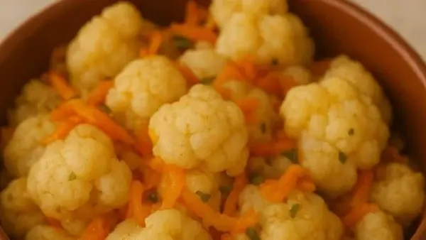 Забудьте о скучных гарнирах: этот салат из цветной капусты готовится 15 минут