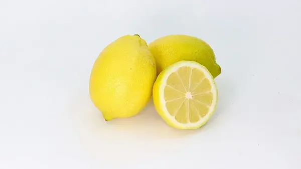 Какие поверхности ни в коем случае нельзя чистить лимонной кислотой: она их разъедает