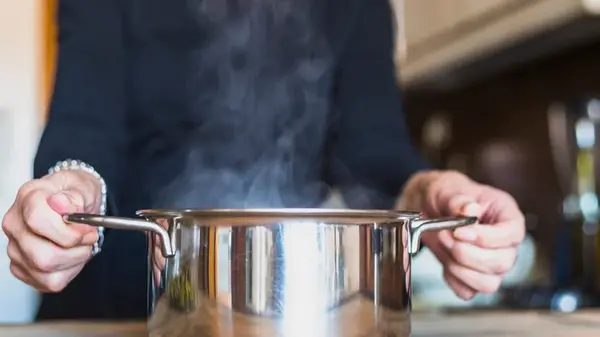 Старые кастрюли будут сиять, как только что из магазина: для этого понадобится копеечный продукт