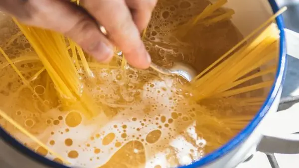 Распространенная ошибка, которую делают почти все во время варки макарон