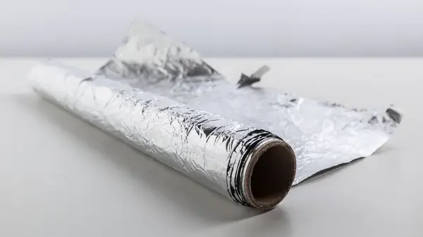 Насыпьте немного соли на фольгу — и избавитесь сразу от двух надоедливых бытовых проблем