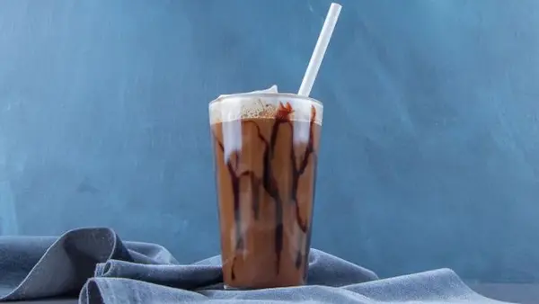 Бариста объяснил, почему ваш домашний айс-лате — просто водянистый кофе