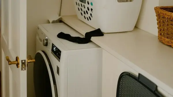 Как освежить одежду без машинки: быстрые методы против запаха пота