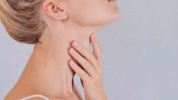 Спасите свою шею от смартфона: 5 правил, которые работают лучше дорогого крема