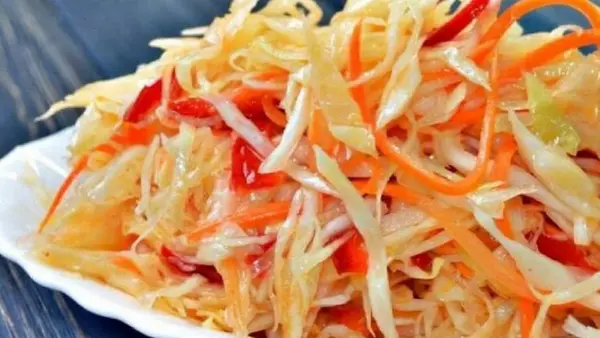 Этот рецепт взрывает интернет: маринованная капуста с виноградом, готовая уже за сутки