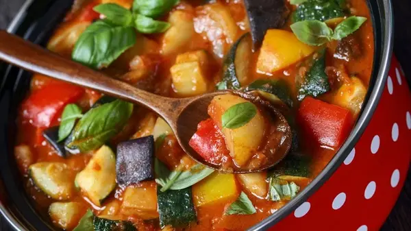 Овощное рагу из баклажанов, картофеля и болгарского перца: отличная идея для гарнира