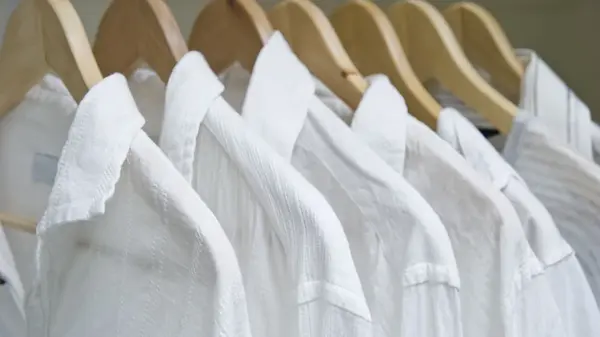 Старые желтые пятна пота «ушли» после моющего средства: хитрость, которая спасает вещи