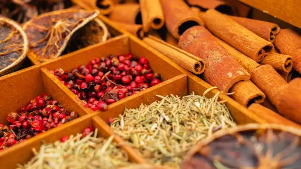 Почти все хозяйки хранят специи именно в этом месте на кухне: грубейшая ошибка