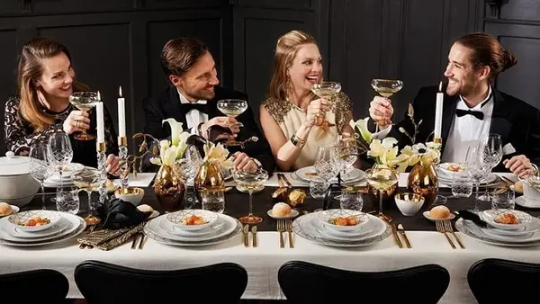 7 привычек, из-за которых ваши гости могут чувствовать себя неуютно, по мнению эксперта по этикету