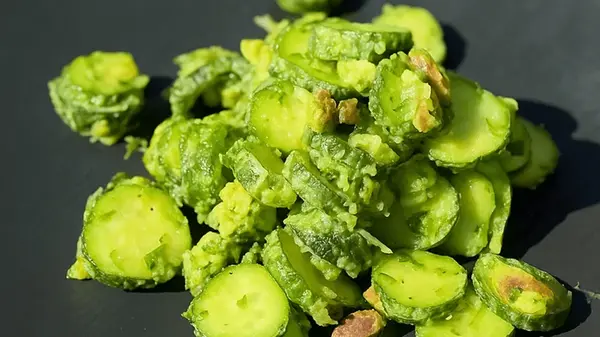 Закрутите и встряхните: рецепт салата из авокадо и огурца в банке