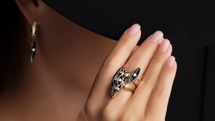 кольцо с драгоценным камнем