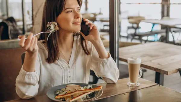 Быстро едите? Три последствия для организма от такой привычки