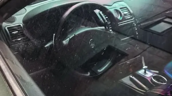 Что не стоит оставлять в автомобиле: 9 опасных вещей