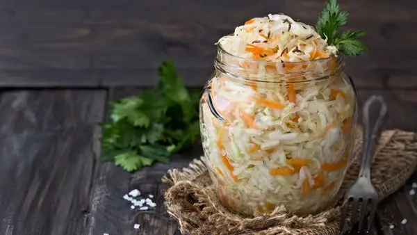 Забудьте о долгом квашении: этот рецепт хрустящей капусты готов уже через сутки