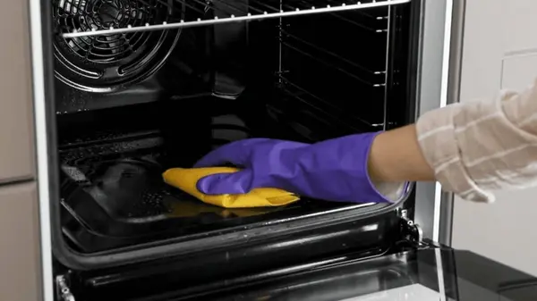 Никакой химии — только пар и лимон: простой способ вернуть духовке чистоту