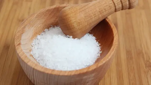 Осенний лайфхак: зачем ставить миску с солью возле окна