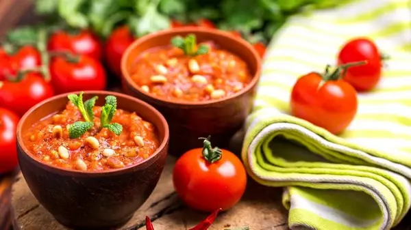 Рецепт быстрой закуски из помидоров с болгарским перцем, чесноком и зеленью