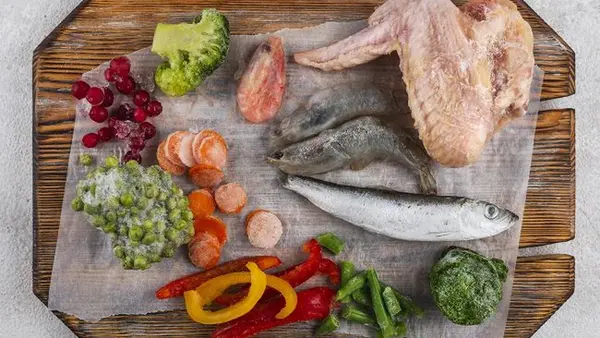 Еда из морозилки «просрочилась»: опасно ли это и сколько на самом деле ее можно хранить